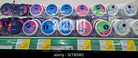 WORONESCH, Russland - 15. Februar 2026. NIVEA Care und Nivea Soft Feuchtigkeitscremes sind ordentlich in Regalen in einem russischen Supermarkt angeordnet. Produkt d Stockfoto
