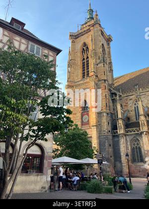 Restaurantterrasse vor der Collégiale Saint-Martin de Colmar (Kathedrale Saint Martin), Altstadt, Colmar, Haut-Rhin, Frankreich Stockfoto