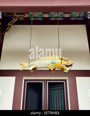 Hängendes hölzernes Drachenfischinstrument im traditionellen chinesischen Tempel Stockfoto