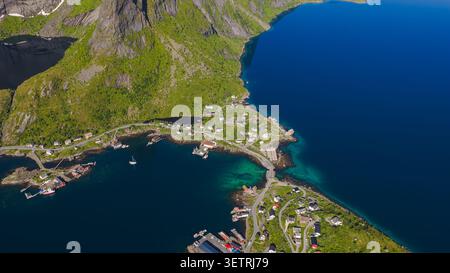 Atemberaubender Blick aus der Luft auf ein malerisches Fischerdorf auf den Lofoten-Inseln, Norwegen, mit farbenfrohen Häusern, natürlichem Hafen, steil Stockfoto
