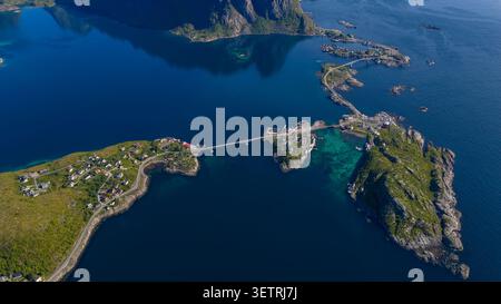 Atemberaubende Luftaufnahme der Lofoten-Inseln in Norwegen mit dramatischen felsigen Gipfeln, türkisfarbenem Wasser und verbundenen Dörfern Stockfoto