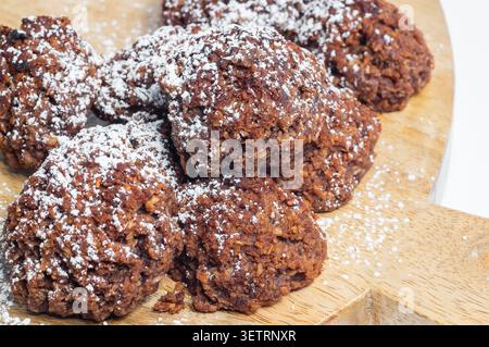 Schokoladen-Makronen kombiniert mit reiner Kokosnuss Stockfoto