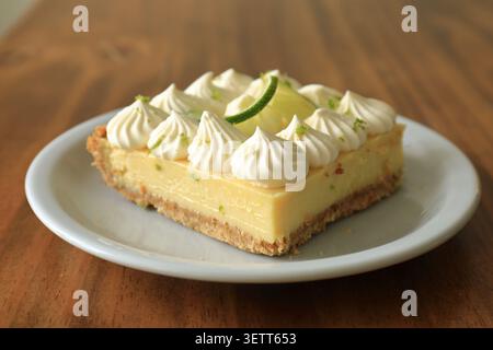 Square Lime Cheesecake Dessert auf rustikalem Holztisch Stockfoto