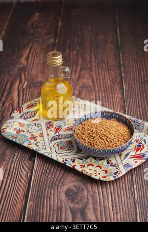 Öl und Samen auf einem dekorierten Tablett in einer Küche Stockfoto