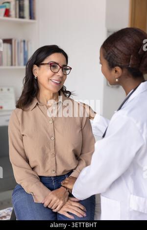 Glückliche reife Frau, die zur Untersuchung in die Klinik geht Stockfoto