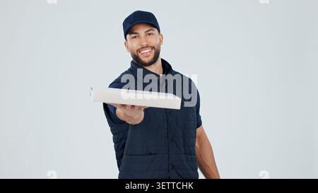 Logistik, Mann und Porträt mit Pizzakarton im Studio für die Lieferung von Lebensmitteln, zum Mitnehmen und sicheren Transport. Platz, zufriedener Kurier oder Paket auf weiß geben Stockfoto