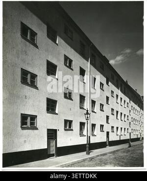 Köln, Wohnhäuser, Neubauten, moderne Architektur, mehrstöckiges Wohnhaus mit vielen Fenstern und einem Haupteingang im Schatten Stockfoto