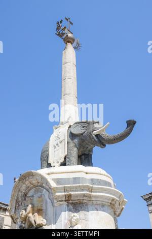 Blick auf den berühmten Elefantenbrunnen, eine Skulptur aus schwarzem Lavastein mit einem Obelisken, die sich vor einem klaren blauen Himmel im historischen Zentrum von erhebt Stockfoto