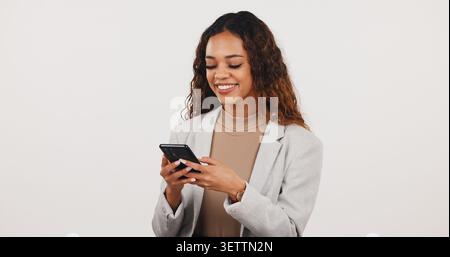 Geschäftsleute, SMS oder Frau im Studio mit Telefon, Geschäft geschlossen oder gute Nachrichten im Online-Chat. Happy, Mockup Space oder Makler mit Technik, Investition Stockfoto