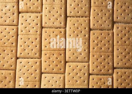 Ein Blick von oben nach unten auf eine Schicht glutenfreier, milchfreier graham Cracker als Hintergrund. Stockfoto