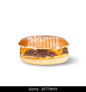 Saftiger Cheeseburger mit gegrilltem Rindfleisch, geschmolzenem Cheddar, geröstetem Brötchen auf weißem Hintergrund Stockfoto