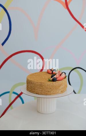 Runder Biskuitkuchen mit frischen Erdbeeren und Heidelbeeren auf Standfuß Stockfoto