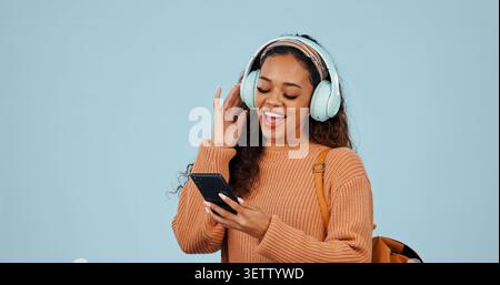 Telefon, Kopfhörer und Frau im Studio mit Tanz, Gesang und Musik oder Playlist. Platz, Handy und weibliche Person mit Audiotechnik für Stockfoto