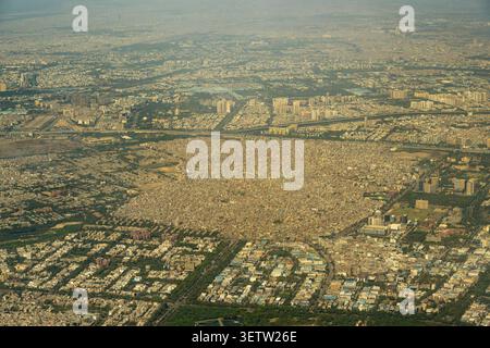 Ein Luftbild aus dem Hochwinkel fängt die dichte und weitläufige Zersiedelung von Neu-Delhi, Indien, tagsüber ein und zeigt unzählige Gebäude, Straßen, Straßen, und Stockfoto