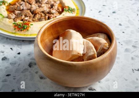 Blick auf Fladenbrot und Hummus. Stockfoto