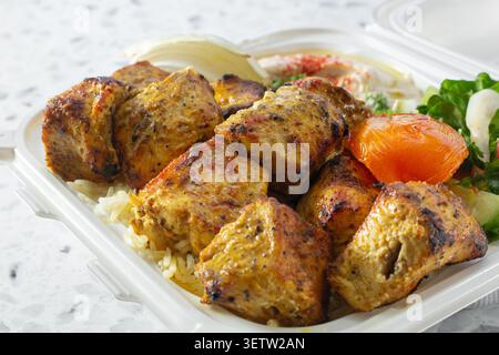 Eine Nahaufnahme eines Hühnerkebab-Tellers. Stockfoto