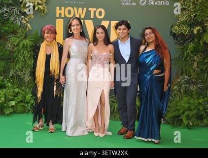 Geraldine Patrick Encina (2. Links) und Xiye Bastida (Mitte) sowie Gäste bei der Weltpremiere „How to Live on Earth“, Odeon Luxe Leicester Square, Le Stockfoto