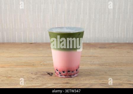 Ein Blick auf einen Erdbeermatcha boba Drink, Stockfoto