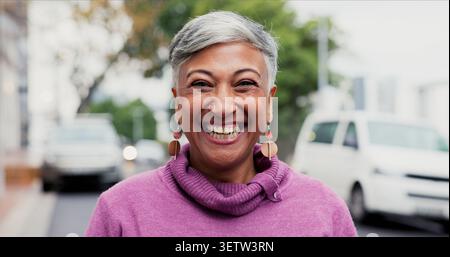 Lachen, porträtieren und mit Geschäftsfrau auf der Straße reisen, um die Arbeit zu befriedigen. Selbstbewusst, erfahrend und lustig mit einem Reifen Mitarbeiter im Freien Stockfoto