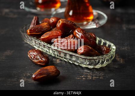 Islamische Gastfreundschaft Stillleben mit Datteln und Tee Stockfoto