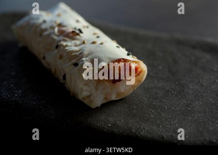 Eine Nahaufnahme einer gebackenen Krabbenhandrolle. Stockfoto