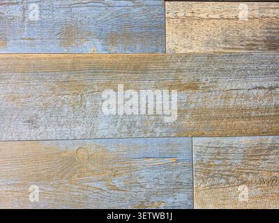 Nahaufnahme der alten Holzdielen mit einer strukturierten Oberfläche mit einer Mischung aus natürlicher Holzmaserung und verblasster blauer Farbe Stockfoto
