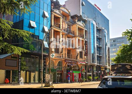 Batumi, Georgia - 18. Juni 2026: Blick auf eine farbenfrohe Straße mit Geschäften und Hotels in modernen Gebäuden mit Glas und klassischen Fassaden. Stockfoto