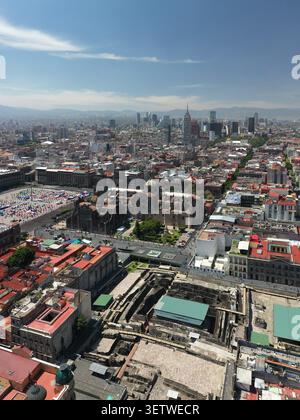Blick aus der Vogelperspektive auf die Metropolitan Cathedral und den Zocalo Square, umgeben von historischen Gebäuden und der modernen Skyline von Mexico City, Mexiko. Stockfoto