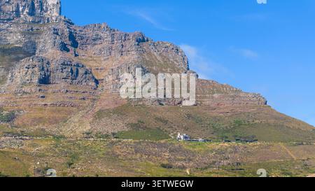 Aus der Vogelperspektive auf den Tafelberg mit seinen zerklüfteten felsigen Klippen und Hängen unter einem klaren blauen Himmel in Kapstadt, Westkap, Südafrika. Stockfoto