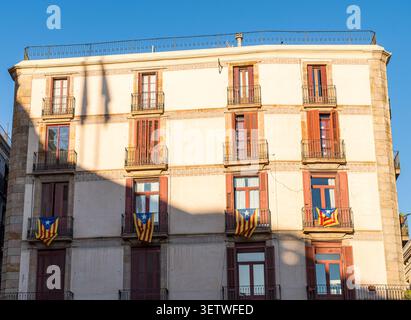 Barcelona-Gebäudefassade mit katalanischen Estelada-Flaggen Stockfoto