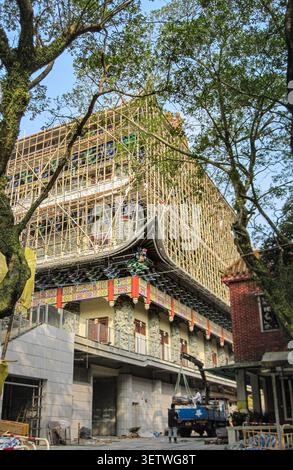 Hongkong, China. Am 10. Dezember 2013 wird der Tempel in Hongkong mit Bambusgerüsten gebaut Stockfoto