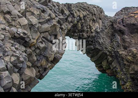 Dyrholaey Meeresbogen Basaltsäulen am Strand von Reynisfjara Stockfoto