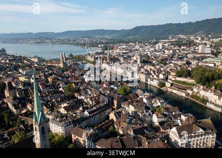Blick aus der Vogelperspektive auf das historische Stadtzentrum mit der Limmat, Großmunster und Fraumunster, umgeben von dichter Stadtarchitektur in Zürich, Zürich Stockfoto