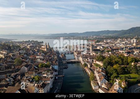 Blick aus der Vogelperspektive auf die historische Stadt Zürich mit der Limmat, traditionellen Dächern, Kirchtürmen und dem Zürichsee im Hintergrund, Zürich, Zuri Stockfoto