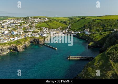 Blick aus der Vogelperspektive auf Port Isaac, ein traditionelles Fischerdorf an der Nordküste Cornwalls, mit Blick auf den Hafen, die Hütten und die umliegenden Klippen. Stockfoto