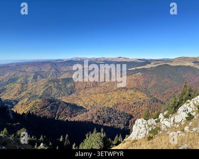 Atemberaubende Landschaft in Rumänien - Nationalpark Buila-Vanturarita Stockfoto