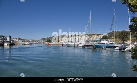 16. April 2026. Albufeira, Algarve, Portugal. Pulsierende Marina in Albufeira, Algarve, mit Luxusyachten und Segelbooten Stockfoto