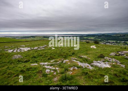 Cartmel, 19. Juni 2026: Blick auf die Morecambe Bay bei Ebbe vom Hampsell Hospiz Stockfoto