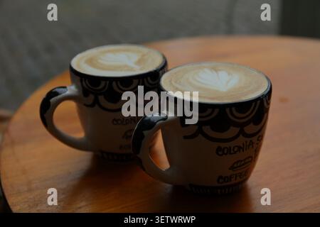 Zwei Cappuccino-Tassen mit Latte Art auf Cafe Terrace in Colonia, Uruguay Stockfoto