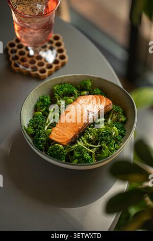 Gegrillte Lachsschale mit Drachenfrucht-Cocktail Stockfoto