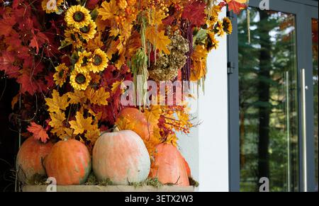 Oktober November Feiertage ästhetische Dekoration der Veranda mit Kürbissen und Blumen orange gelbe Farbe Laub Stockfoto