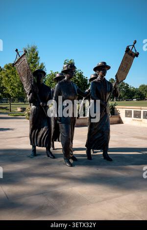 Das Parthenon und die umliegenden Denkmäler im Centennial Park, Nashville, Tennessee, USA. Die vollständige Nachbildung des antiken griechischen Tempels gehört zu den Then Stockfoto