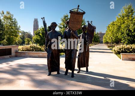 Das Parthenon und die umliegenden Denkmäler im Centennial Park, Nashville, Tennessee, USA. Die vollständige Nachbildung des antiken griechischen Tempels gehört zu den Then Stockfoto