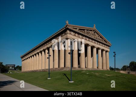 Das Parthenon und die umliegenden Denkmäler im Centennial Park, Nashville, Tennessee, USA. Die vollständige Nachbildung des antiken griechischen Tempels gehört zu den Then Stockfoto