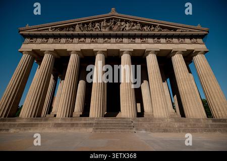 Das Parthenon und die umliegenden Denkmäler im Centennial Park, Nashville, Tennessee, USA. Die vollständige Nachbildung des antiken griechischen Tempels gehört zu den Then Stockfoto