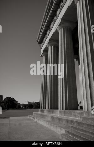 Das Parthenon und die umliegenden Denkmäler im Centennial Park, Nashville, Tennessee, USA. Die vollständige Nachbildung des antiken griechischen Tempels gehört zu den Then Stockfoto