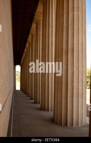 Das Parthenon und die umliegenden Denkmäler im Centennial Park, Nashville, Tennessee, USA. Die vollständige Nachbildung des antiken griechischen Tempels gehört zu den Then Stockfoto
