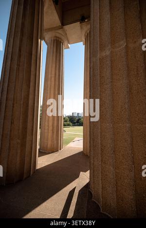 Das Parthenon und die umliegenden Denkmäler im Centennial Park, Nashville, Tennessee, USA. Die vollständige Nachbildung des antiken griechischen Tempels gehört zu den Then Stockfoto