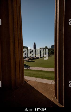 Das Parthenon und die umliegenden Denkmäler im Centennial Park, Nashville, Tennessee, USA. Die vollständige Nachbildung des antiken griechischen Tempels gehört zu den Then Stockfoto