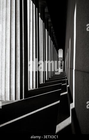 Das Parthenon und die umliegenden Denkmäler im Centennial Park, Nashville, Tennessee, USA. Die vollständige Nachbildung des antiken griechischen Tempels gehört zu den Then Stockfoto
